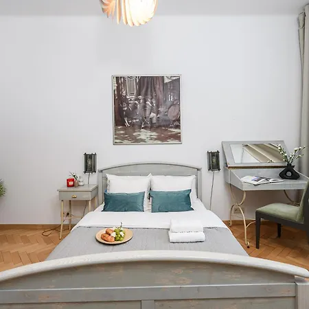 Lumina Near Old Town In * Βαρσοβία