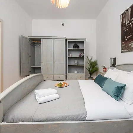 Lumina Near Old Town In Βαρσοβία