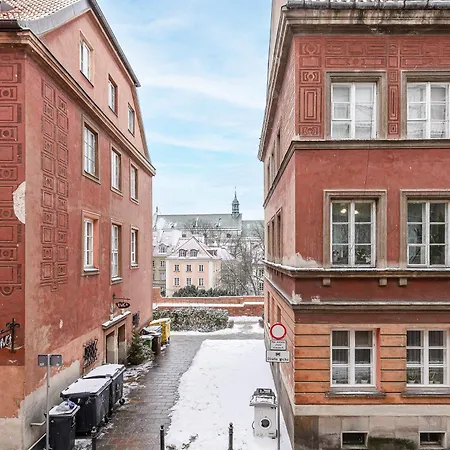 Lumina Near Old Town In Varšava