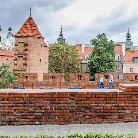 Lumina Near Old Town In * Varšava