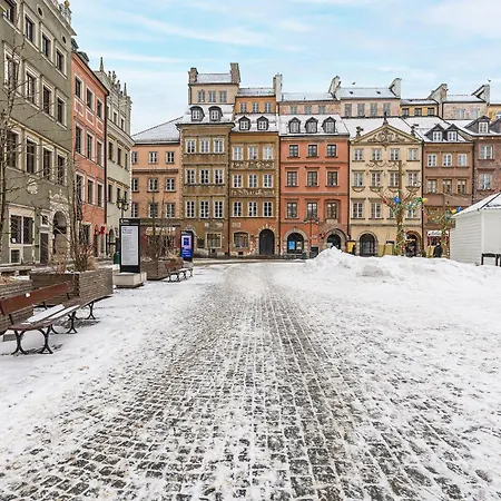 Lumina Near Old Town In Varšava