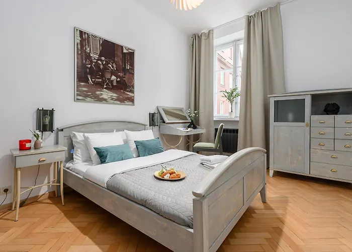 Lumina Near Old Town In * Varsó