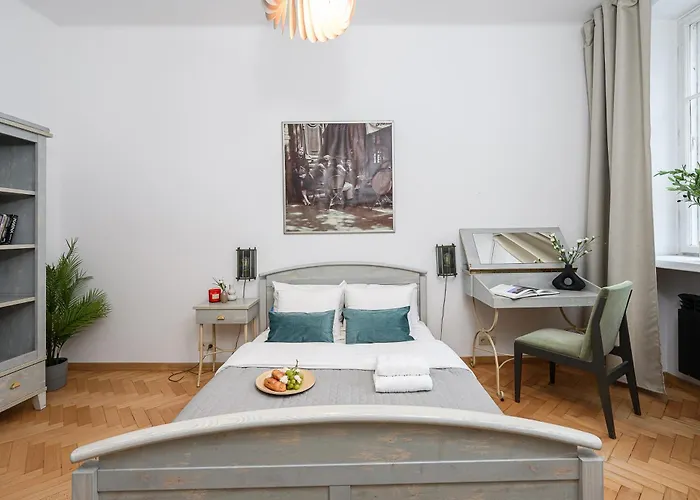 Lumina Near Old Town In * Varšava