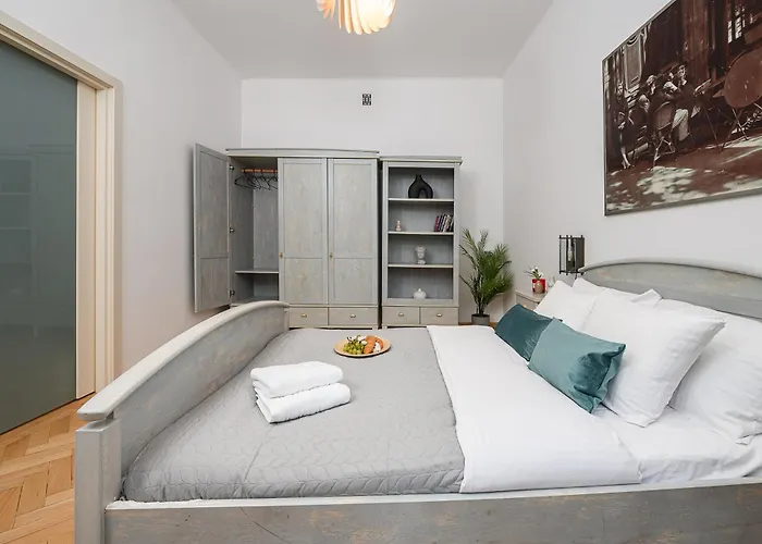 Lumina Near Old Town In Varsó