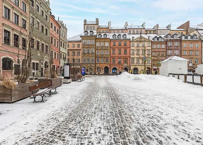 Lumina Near Old Town In Varšava