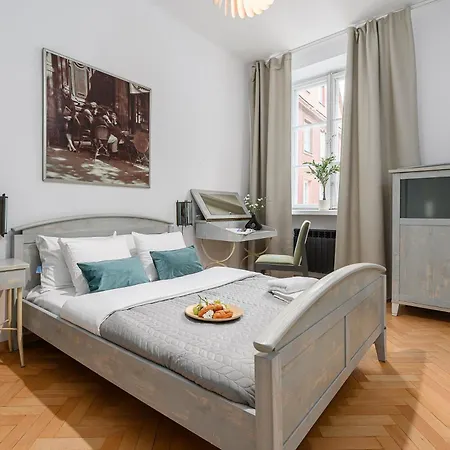 Lumina Near Old Town In * Varsovie