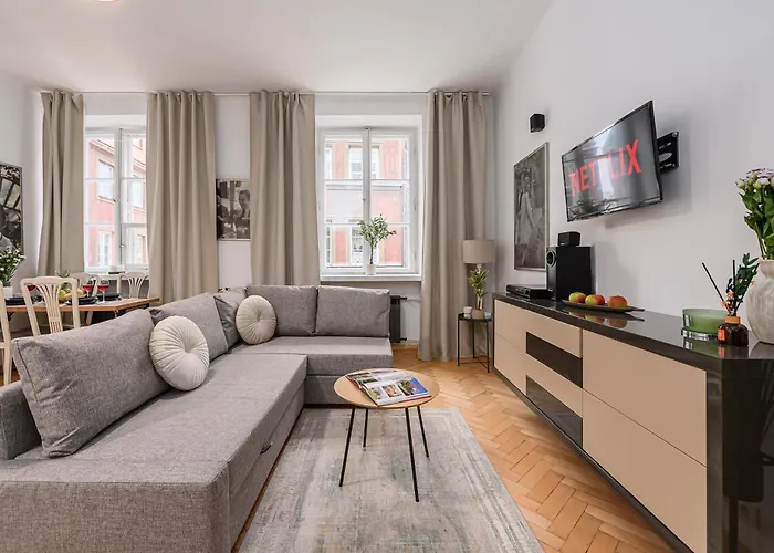 Lumina Near Old Town In Varsovie