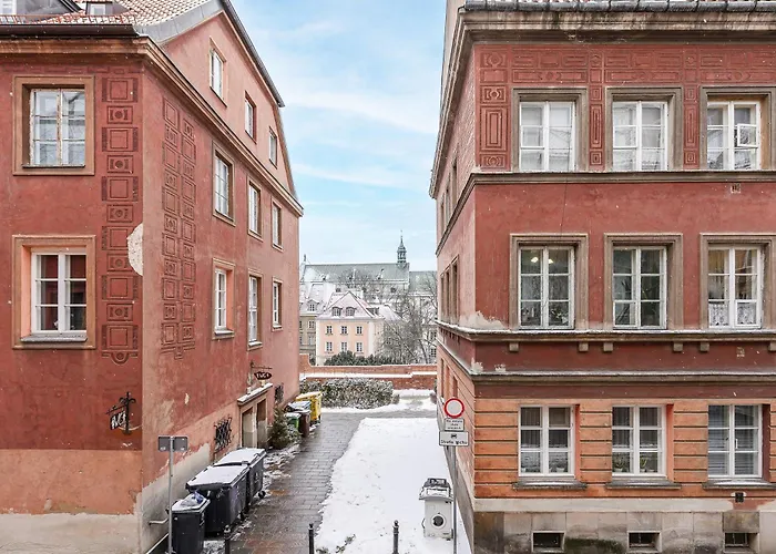 Lumina Near Old Town In Varsovie